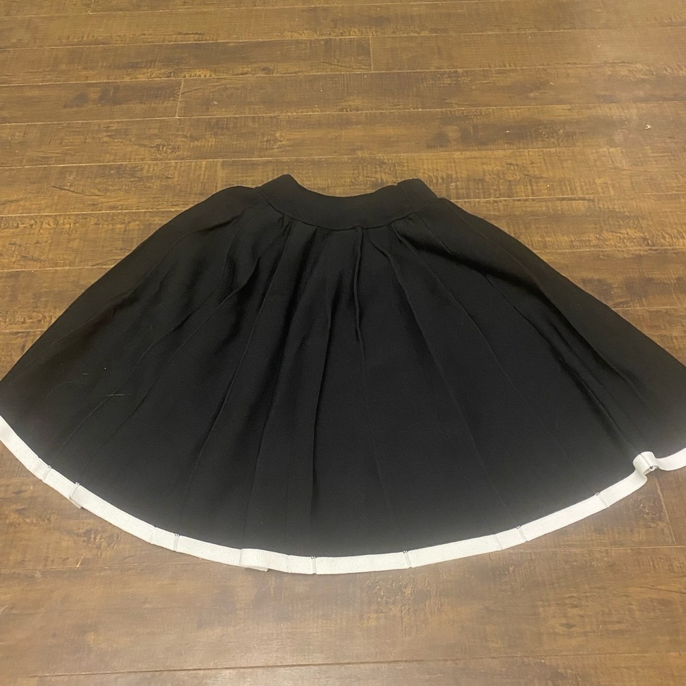 Black pleated skirt - Picture 4 of 7
